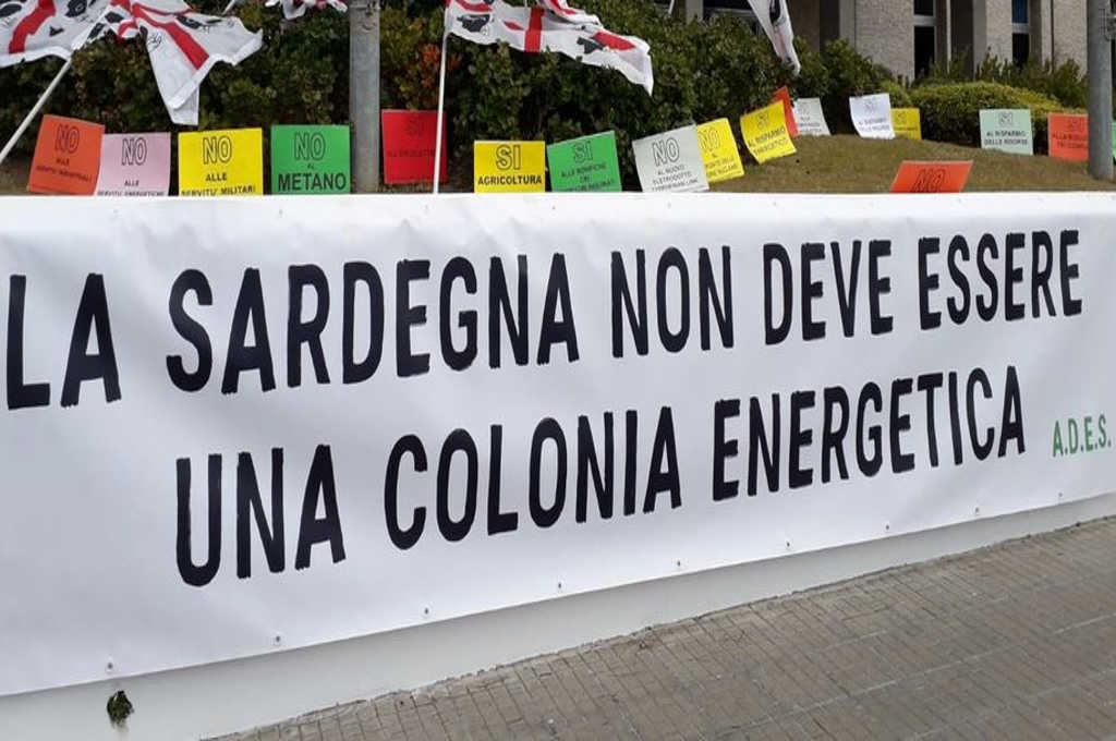 La Sardegna che lotta contro le pale eoliche multinazionali: "E' il nuovo Colonialismo, unitevi alla Rivolta degli Ulivi" - Come Don Chisciotte