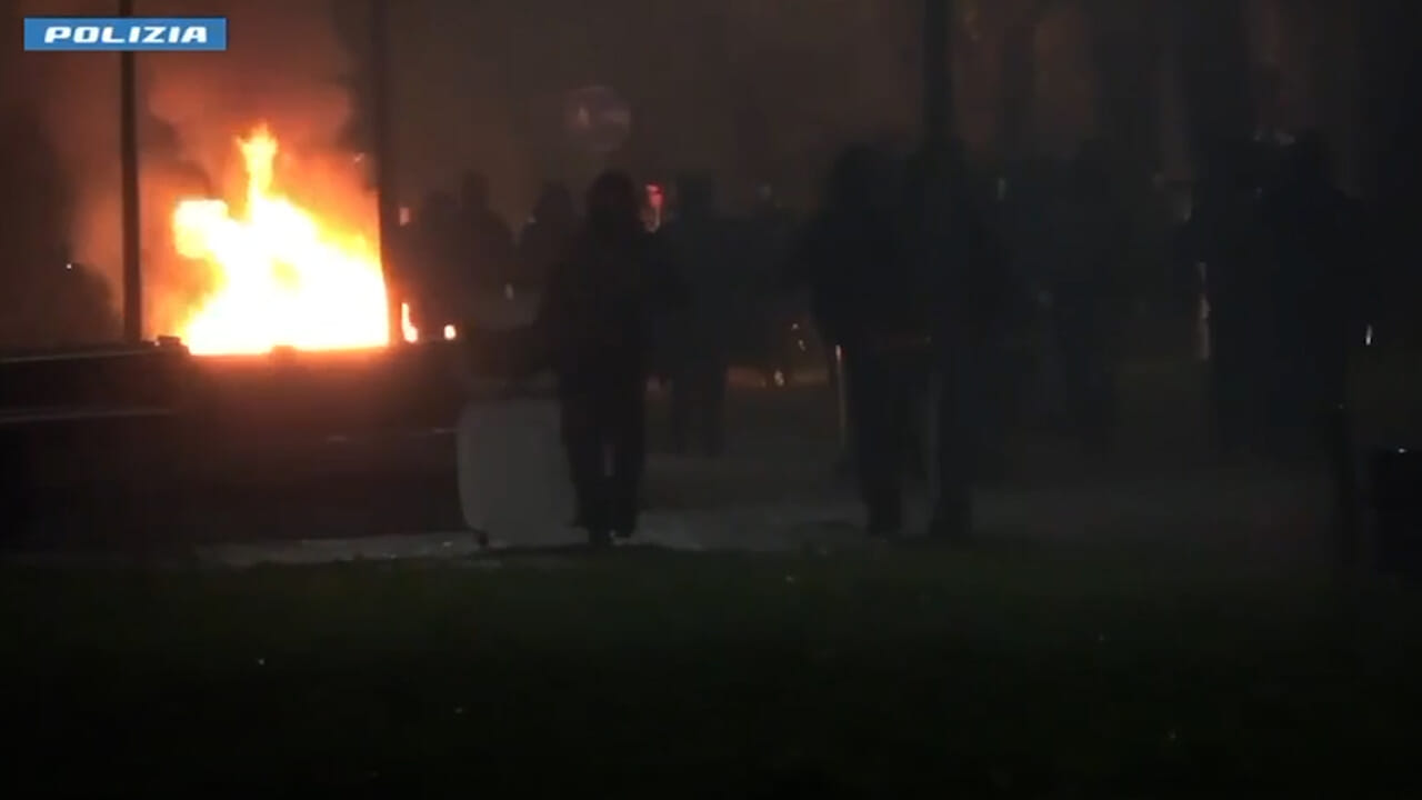 Milano, il quartiere Corvetto messo a ferro e fuoco dopo la morte di Ramy (video)