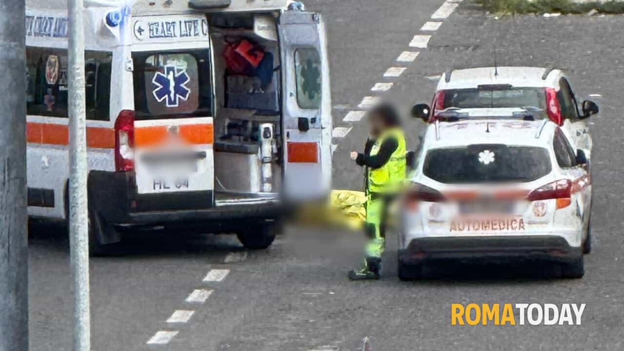 Scende dall'auto, si accascia e muore. Tragedia in strada a Roma