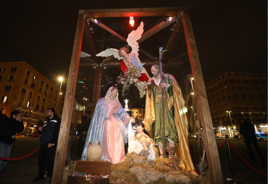 Napoli, la nuova opera in piazza Municipio è una Natività a grandezza naturale