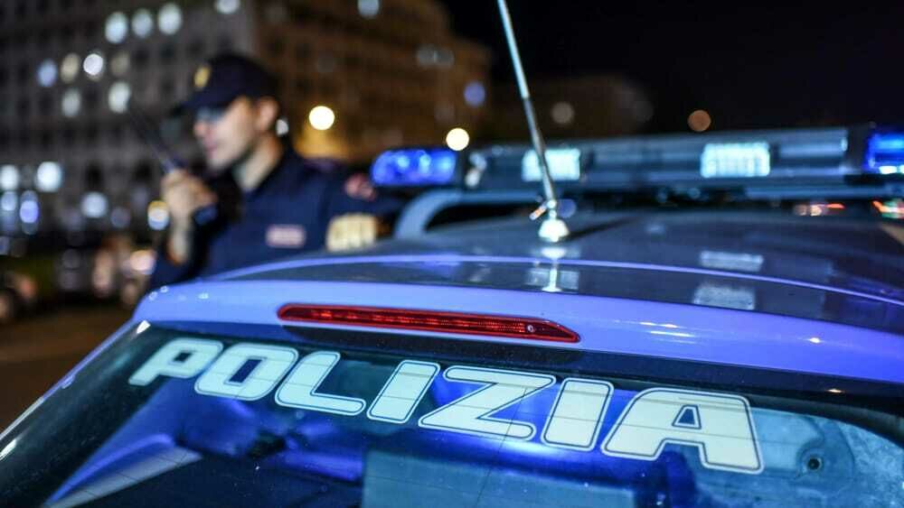 Gang tenta di rapinare giovane per strada, ferito con un coltello al braccio