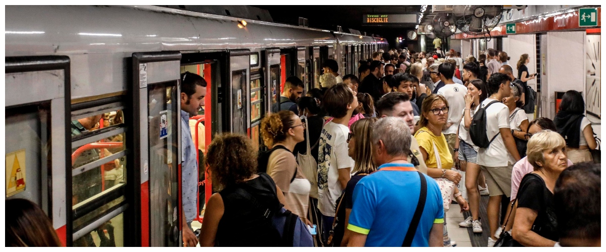 Metro di Milano da incubo: 16enne sfregiata da tre nordafricani, 17enne abusata da un egiziano - Secolo d'Italia